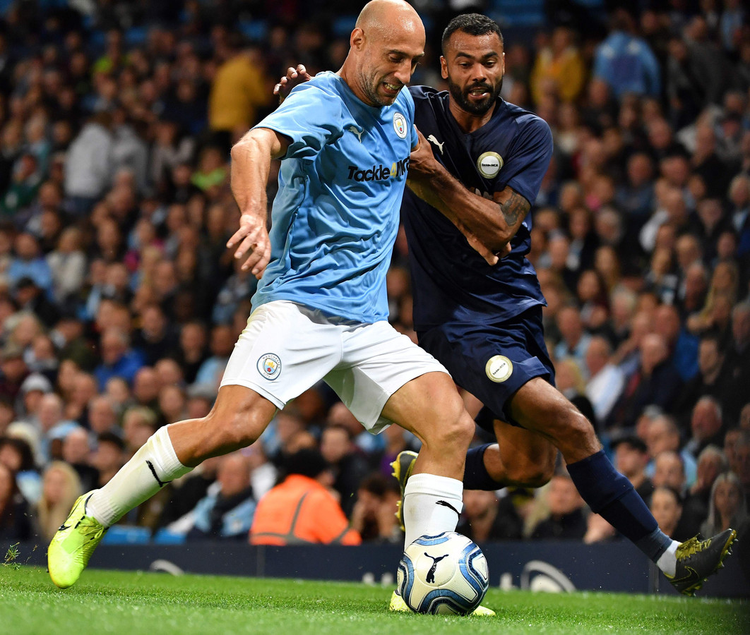 Zabaleta (l) in duel met Ashley Cole.