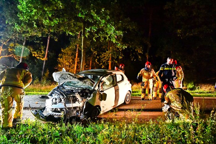 Auto botst tegen boom in Riethoven