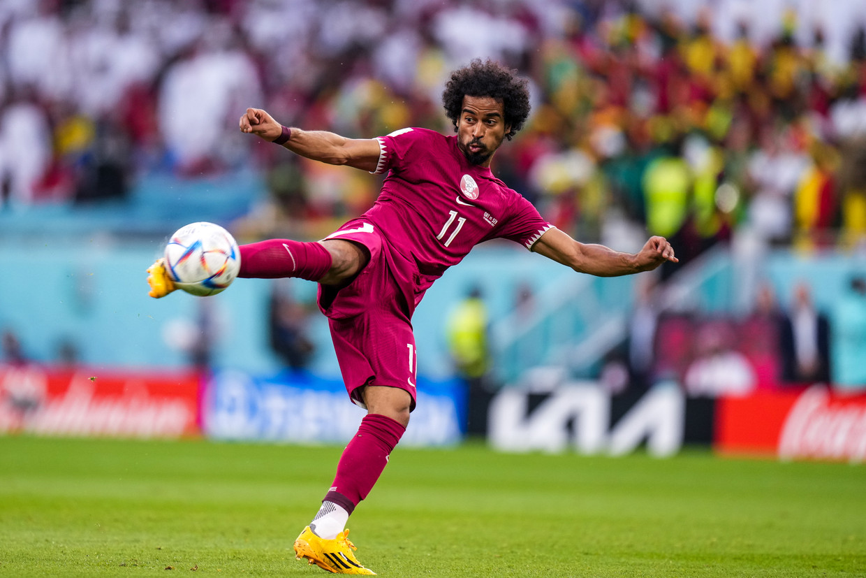 De Qatarese aanvaller Akram Afif actief op het WK. Dinsdagmiddag speelt hij met Qatar tegen Oranje. Beeld NurPhoto via Getty Images