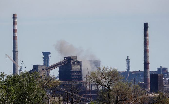 Een rookpluim stijgt op vanuit de Azovstal-fabriek.