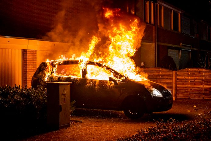 Brandstichting verwoest auto in Oosterhout