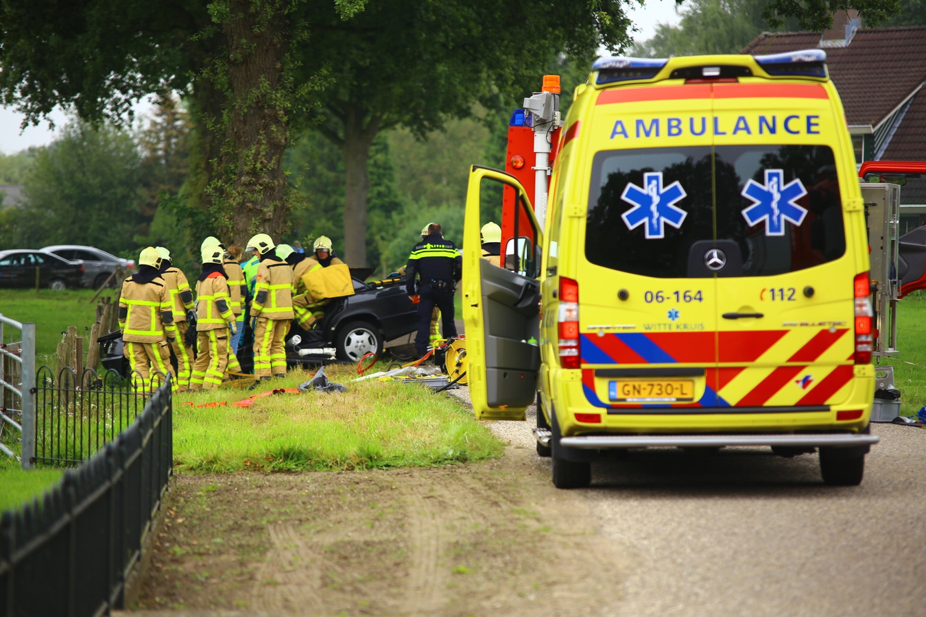Inzittenden Auto Bekneld Na Aanrijding Tegen Boom Foto Gelderlander Nl