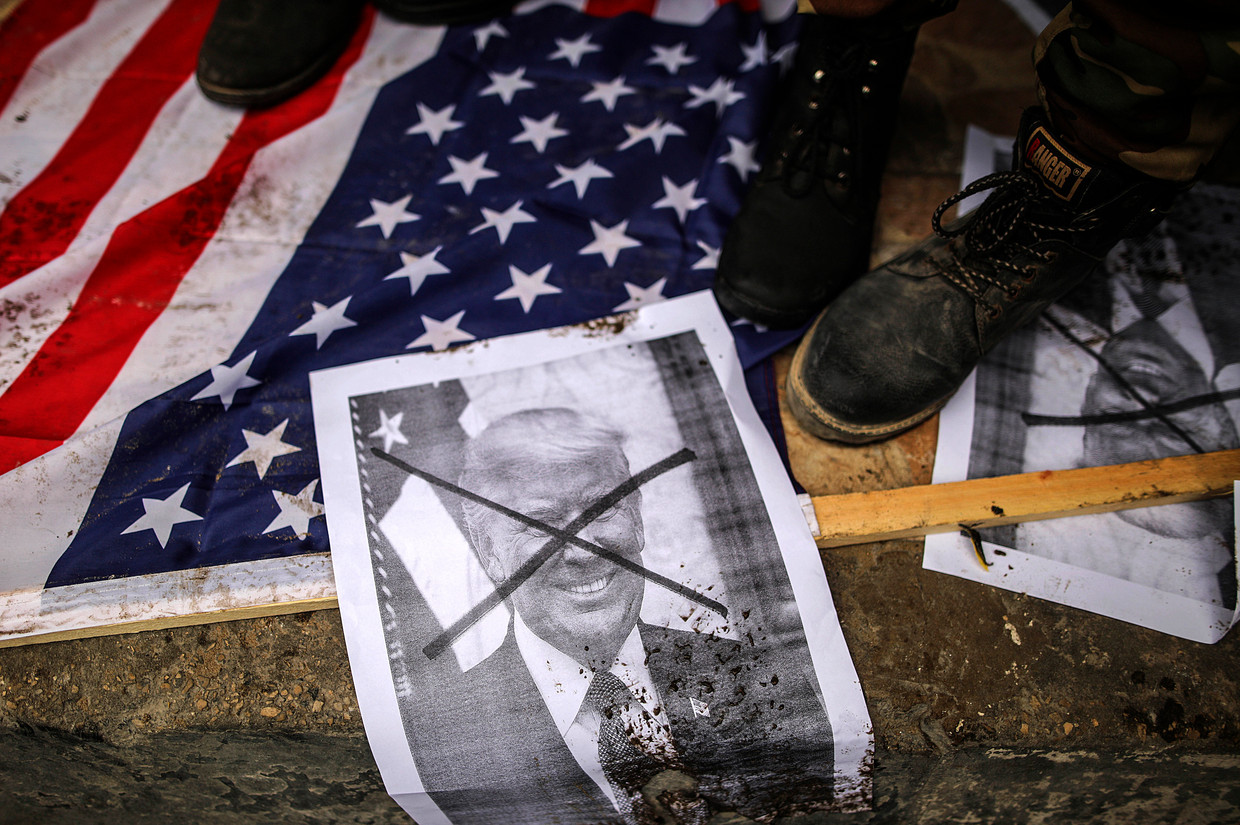 Palestijnen in de Gazastrook protesteerden donderdag tegen het besluit van president Donald Trump om Jeruzalem te erkennen als hoofdstad van Israël.  Beeld EPA