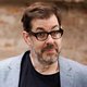 Bestsellerauteur Richard Osman: ‘Mijn boeken zijn gekmakend Brits, maar dat ben ik ook’
