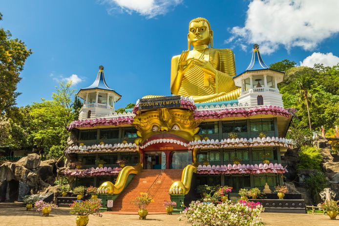 De Gouden Tempel met gigantisch boeddhabeeld in Dambulla, Sri Lanka.