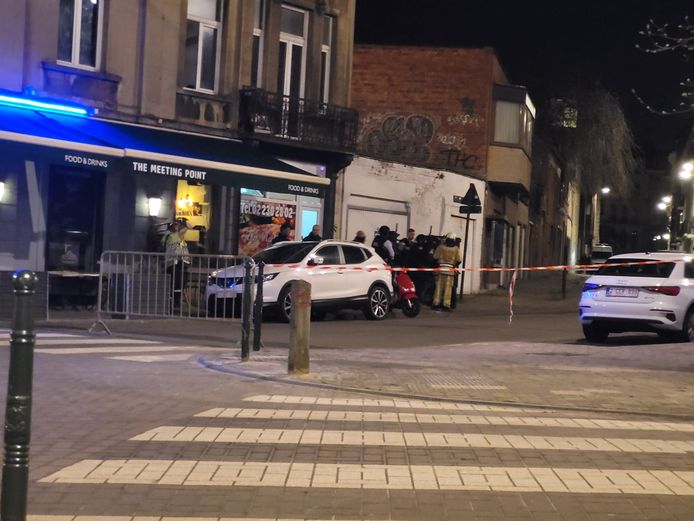 De buurtbewoners verblijven momenteel in een café in de buurt.