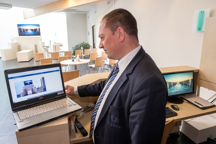 Léon Dekker demonstreert de livestream op de laptop.