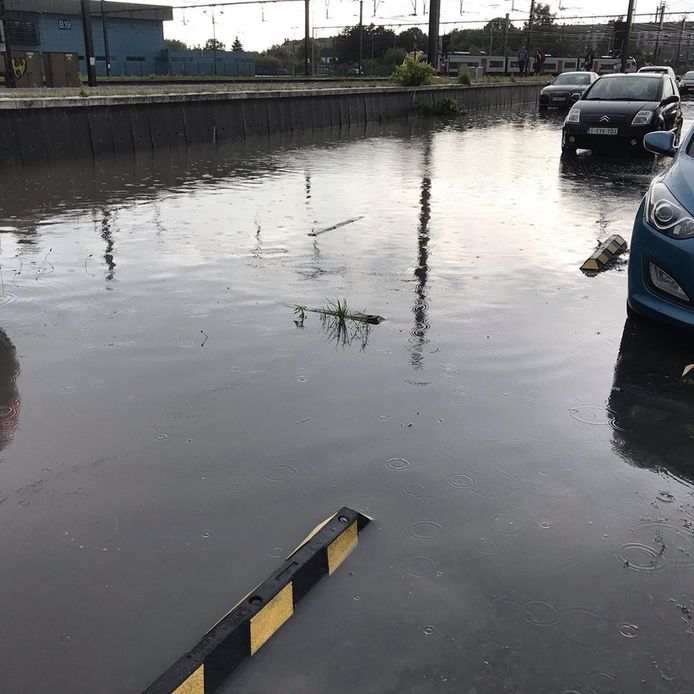 De parking aan het station kon de hevige regenval duidelijk niet volgen.