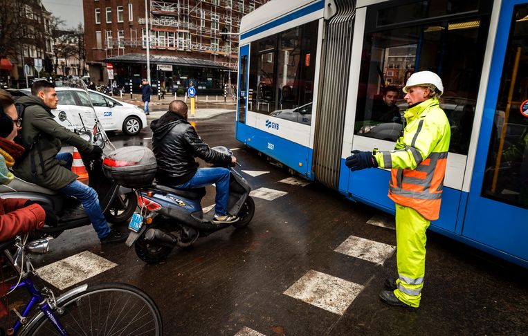 Een verkeersregelaar op het Leidseplein in het centrum van Amsterdam. Beeld Hollandse Hoogte /  ANP