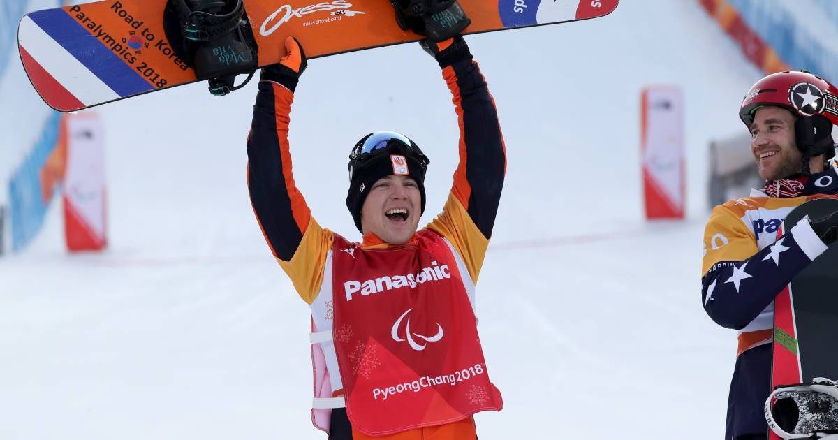 Snowboarder Ponchoten dan Voss membawa bendera pada pembukaan Paralimpiade |  olahraga lainnya