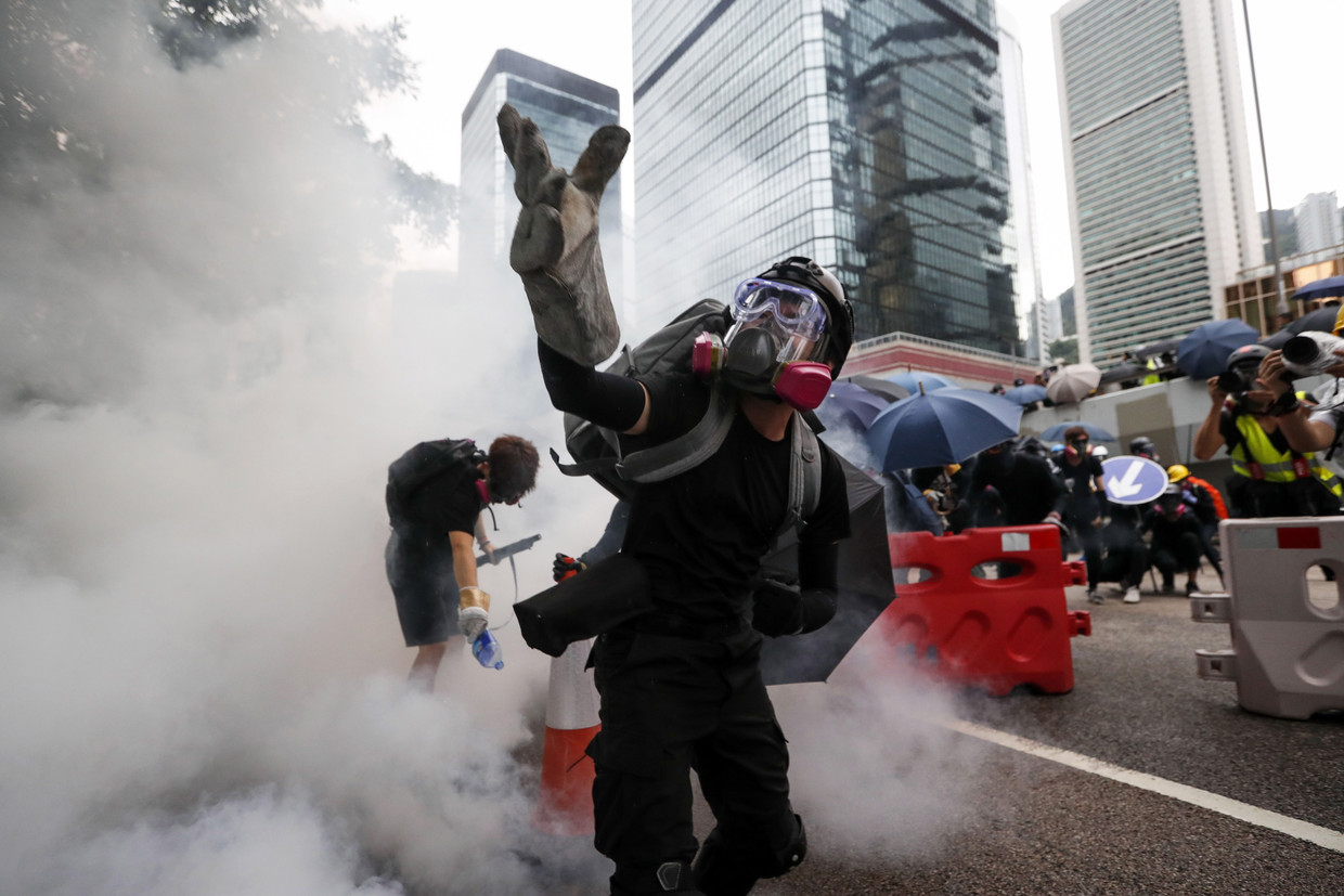 Een demonstrant beschermt zichzelf met een gasmasker nadat de politie traangas heeft ingezet.
 Beeld EPA