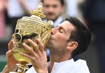 20 Grands Chelems et un pas dans l’histoire: Djokovic remporte Wimbledon et égale Federer et Nadal