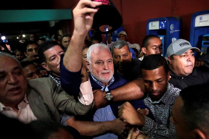 De voormalige president van Panama, Ricardo Martinelli (midden), verlaat te midden van zijn aanhangers het gerechtsgebouw na zijn vrijspraak.