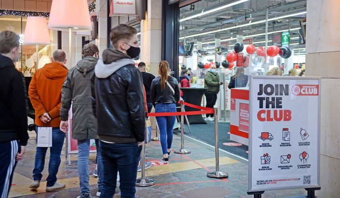 De MediaMarkt in Enschede op Black Friday in 2020: mensen met een mondkapje voor wachten op 1,5 meter van elkaar totdat ze naar binnen mogen. Als het dit jaar op Black Friday te druk is in de winkel, kan dat zomaar weer de realiteit zijn.