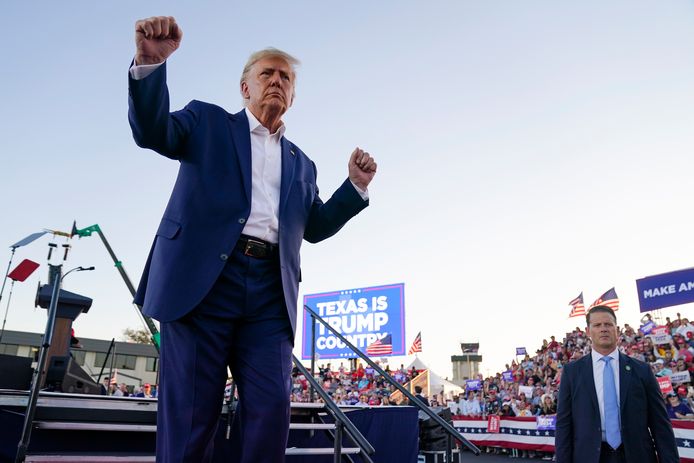 Oud-president Donald Trump danst tijdens een campagnerally eerder deze week in Waco, Texas.