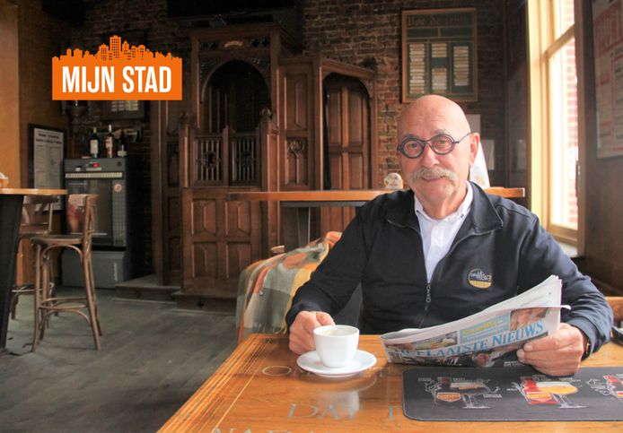 Paul Berlamont in zijn favoriete Café Lagaar aan het station in Izegem. Op de achtergrond zien we de biechtstoel.