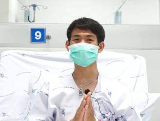 VIDEO. Thaise voetballertjes bedanken hun redders... en zijn hongerig: "Ik heb zin in sushi"