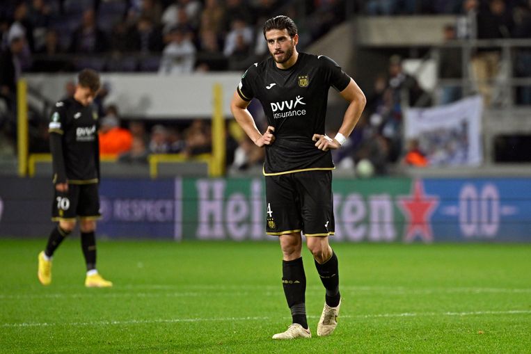 Ook Wesley Hoedt komt niet meer aan spelen toe. Beeld Photo News