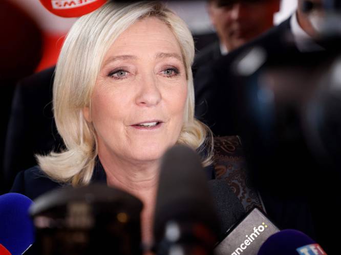 Macron: “Plan Le Pen om hoofddoekenverbod in te voeren kan burgeroorlog veroorzaken”