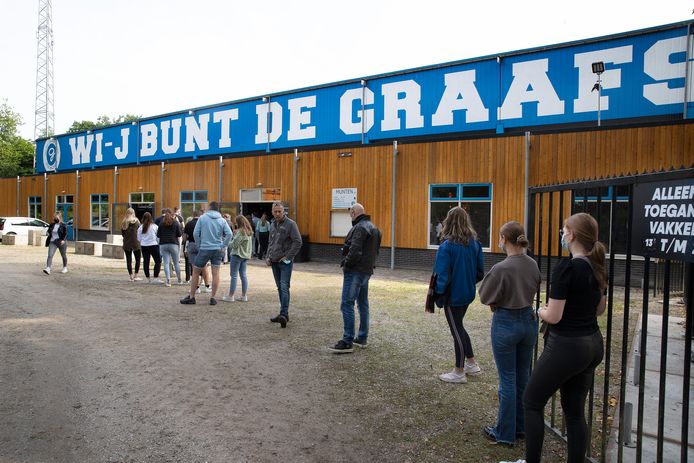 Achterhoekers, zowel jong als oud, laten zich testen bij het supportershome naast stadion De Vijverberg in Doetinchem.