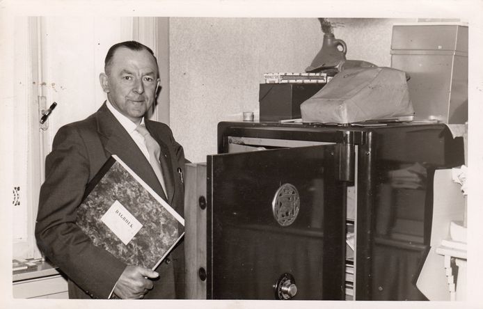 Wim Brands, in 1957, toen hij 25 jaar kassier van de Boerenleenbank in Schaijk was.