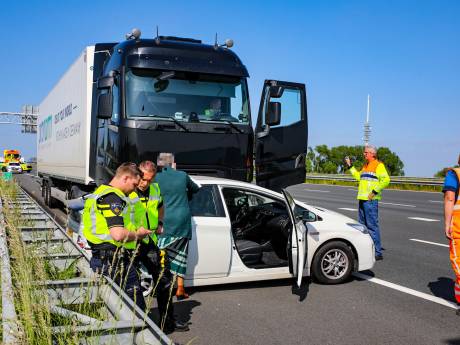 Auto tientallen meters ‘meegesleurd’ door vrachtwagen op A1 bij Deventer