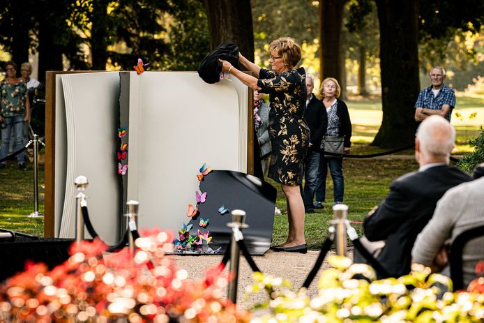 Wobine Buijs-Glaudemans, de burgemeester van het Nederlandse Oss, onthult het herdenkingsmonument voor de kinderen.