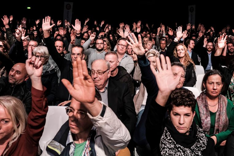 FvD-leden tijdens een congres, nadat Thierry Baudet heeft gevraagd of ze ooit zijn gediscrimineerd vanwege hun politieke voorkeur.
 Beeld Daniel Rosenthal / de Volkskrant