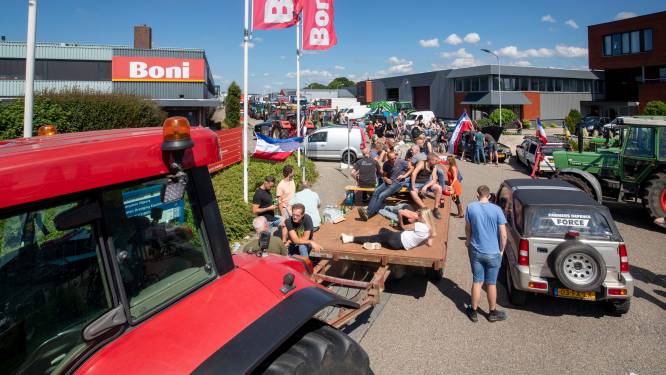 Bier, feestmuziek en een heuse hottub: zo voeren boeren actie voor het hoofdkantoor van Boni in Nijkerk