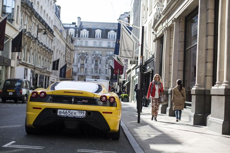 Een Ferrari met Russisch kenteken staat geparkeerd in de duurste straat van Europa, Old Bond Street in Londen.  Beeld Getty Images