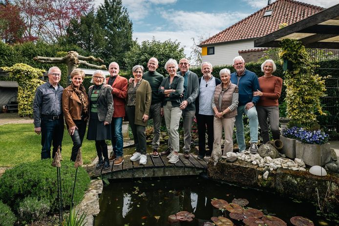 Zes van de acht echtparen binnen de familie Van den Berg die al meer dan vijftig jaar geleden elkaar het ja-woord gaven. Van links naar rechts:  Bert (74) en Francis (70), Ria (73) en Marijn (73), Silvia (71) en Johan (74), Toke (75) en Frans (78), Theo (79) en Antoinet (76), Wijnand (82) en Ted (72). Twee echtparen ontbreken: Cees (81) en Hannie (82), Franklin (80) en Ellen (77).