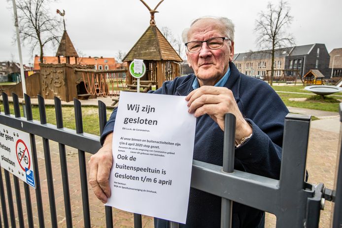 Speeltuinen zijn verlaten, ook die van speeltuinvereniging De Driehoek, vanwege het coronavirus. ,,Je kunt niet voorkomen dat kinderen en ouders een te korte afstand houden tot elkaar, vandaar dat de speeltuin op slot zit'', zegt beheerder Harrie Muilerman. ,,We kunnen helaas niet anders.’’