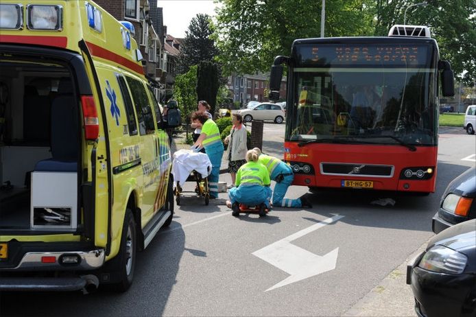 Ambulance-medewerkers verzorgen de gewonde jongen na het ongeval in Breda. FOTO Kevin Vervoort/het fotoburo.