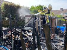 Buurman Jack vecht met tuinslang tegen schuurbrand in Deventer: ‘Ik heb mezelf natgehouden’