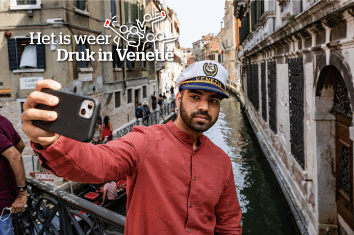 Goedkope kapiteinspet op het hoofd, Venetiaans kanaal in de achtergrond: wedden dat deze selfie ondertussen op de Instagrampagina van deze Indische toerist is beland?