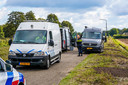 Politie en hulpdiensten bij de Zuid-Willemsvaart in Erp, waar het lichaam werd gevonden.