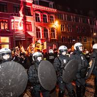 ‘Remigratiemars’ van het NSV in Leuven verloopt chaotisch: gezangen ‘Ausländer raus’ en meerdere gewonden gemeld