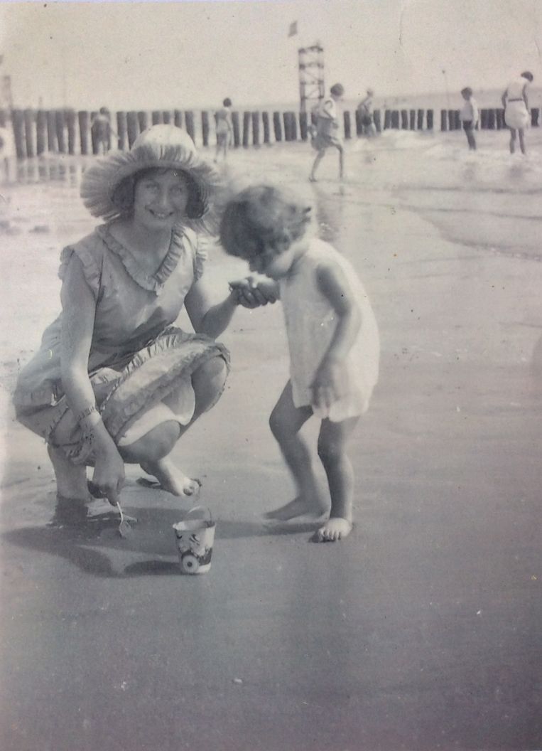 Jacoba Haas met haar moeder op het strand Beeld Jacoba Haas