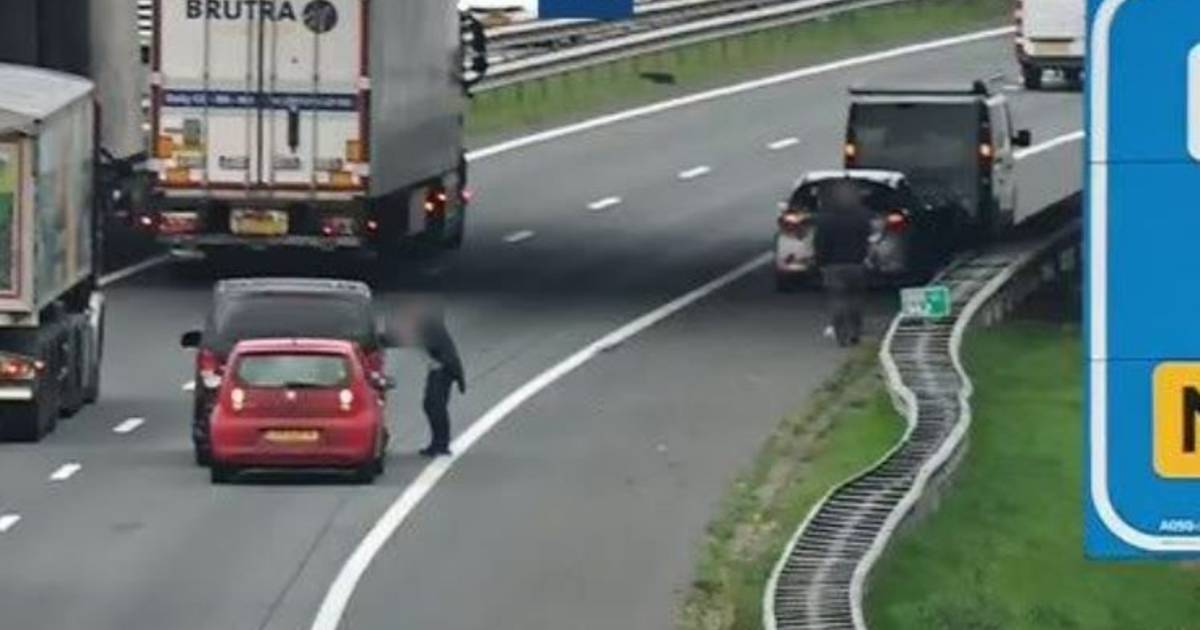 Botsing tussen meerdere auto’s op A50 bij Eindhoven, drie kwartier vertraging voorbij na heropenen rijstrook.