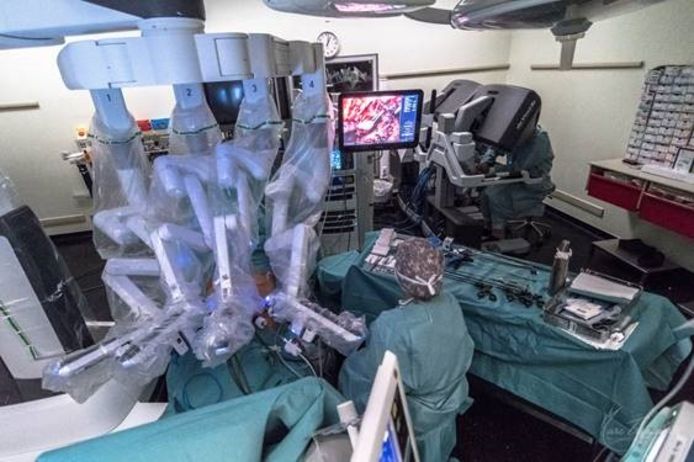 Le robot déployé sur le patient, l’écran de contrôle et les deux consoles pour les chirurgiens.