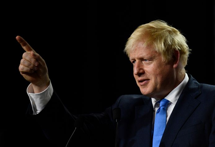 De Britse premier Boris Johnson heeft migranten opgeroepen af te zien van de gevaarlijke overtocht.