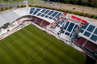 Dak AZ-stadion naar beneden gedrukt door harde wind, dakconstructie was al verzwakt