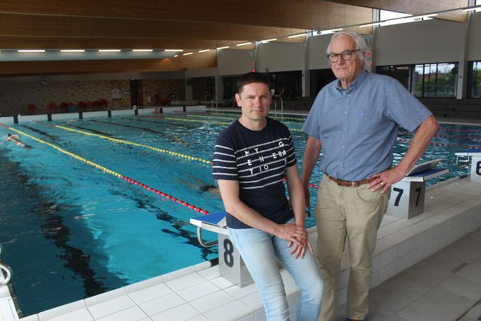 Sportbaas Pascal Schelstraete en schepen Marc Windey, net voor de sluiting van het zwembad van Eeklo.