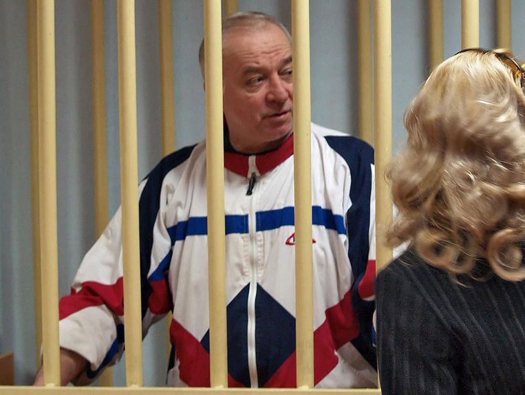 Sergei Skripal in 2006 tijdens zijn berechting in Moskou. Hij werd veroordeeld tot dertien jaar cel. In 2010 kwam de dubbelspion echter vrij in een ruil met Russische gevangenen die in het Westen vastzaten. Beeld EPA