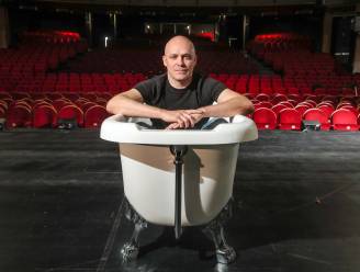 “Naakt op een podium? Ik durf dat”: Philippe Geubels trapt zijn nieuwe zaaltournee ‘Geubels gaat in bad’ op gang
