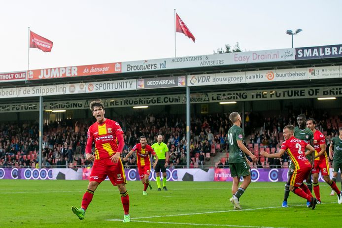 Met de aloude Adelaarshorst als decor viert Marc Cardona (l) een doelpunt namens Go Ahead Eagles in de recente oefenwedstrijd met FC Emmen.