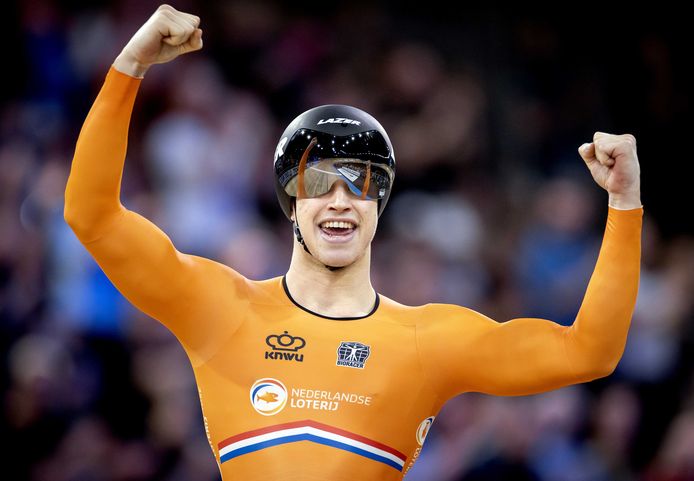 Harrie Lavreysen viert zijn zege in de sprintfinale.