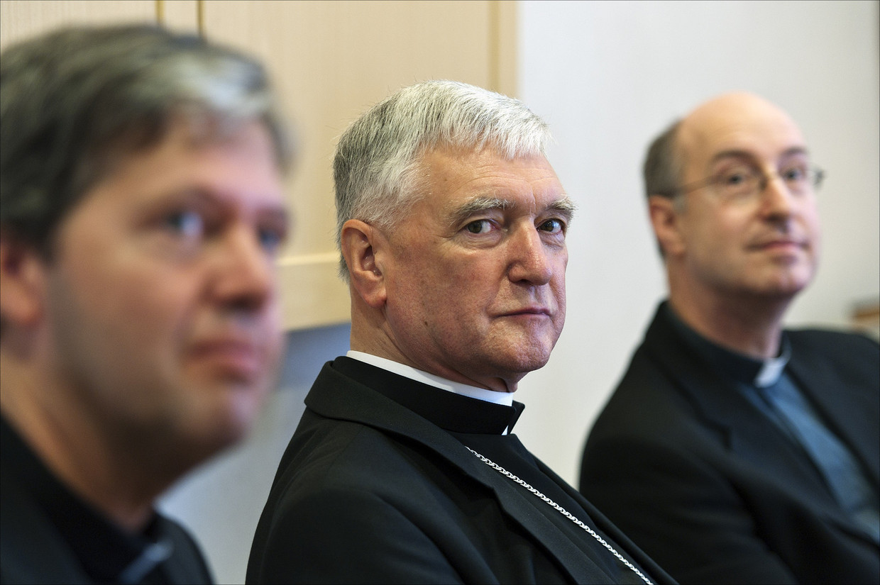 Bisschop Hurkmans (m) van het bisdom Den Bosch met zijn twee hulpbisschoppen, Rob Mutsaerts (l) en Johannes Liesen (r). Beeld anp