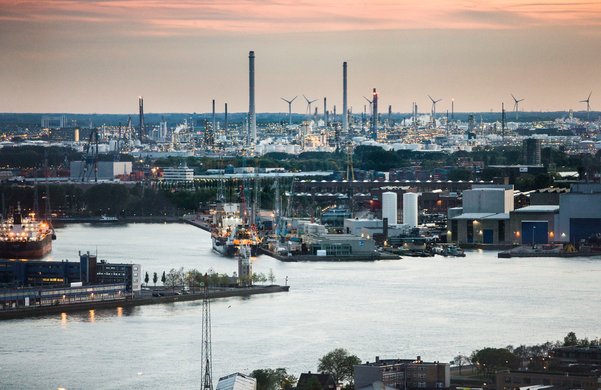 Uitzicht op Shell in Pernis. Foto genomen vanuit de glazen lift van de Euromast. Beeld Arie Kievit