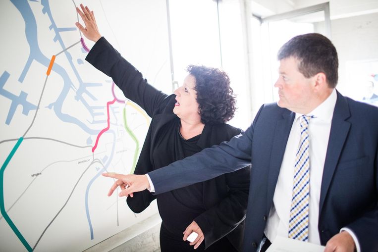 2014: Bart Somers en Annemie Turtelboom (allebei Open Vld) stellen hun Oosterweel-plannen voor. Beeld © BAS BOGAERTS